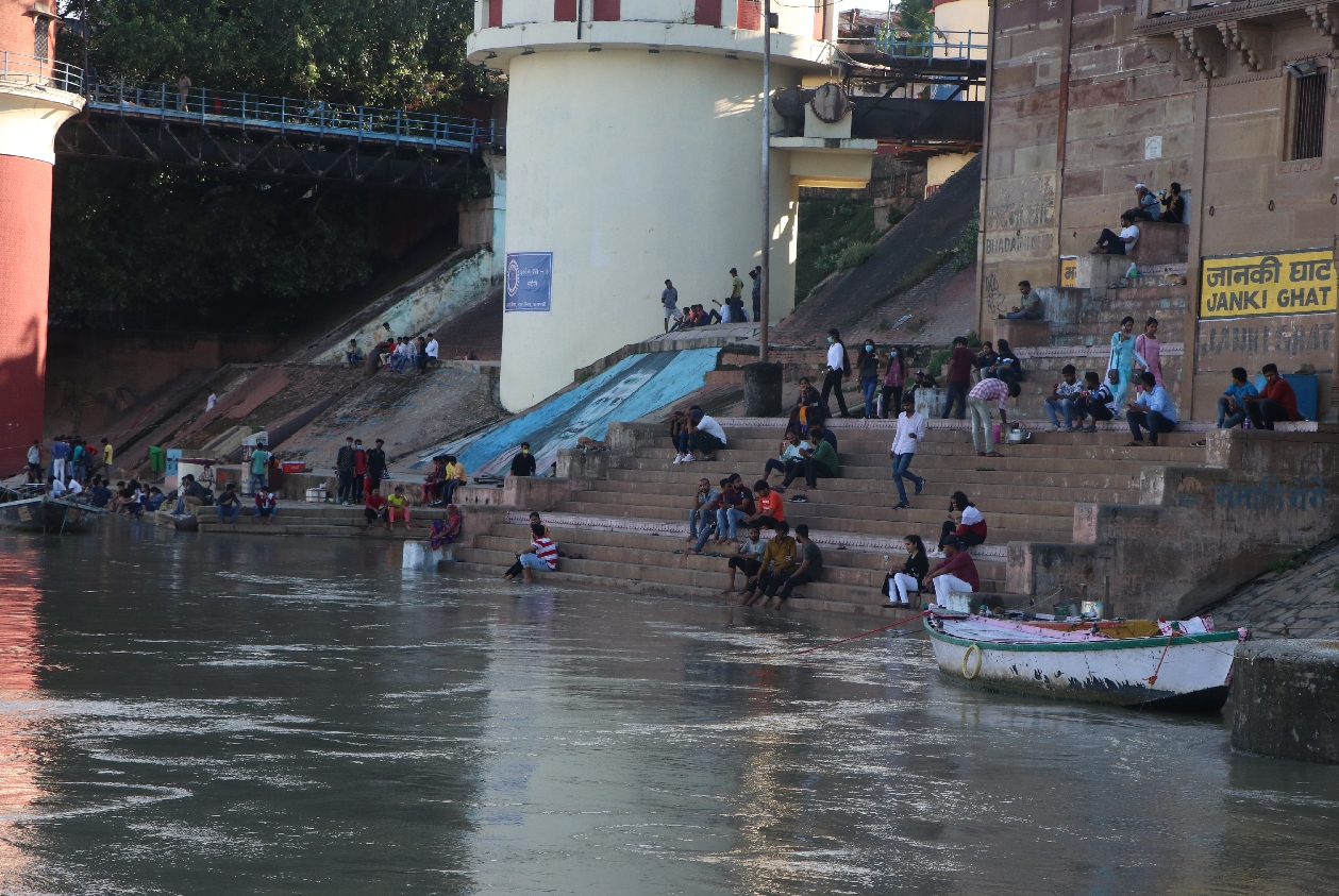 वाराणसी में 24 घंटे में दो मीटर से अधिक बढ़ा गंगा का जल स्तर, रेती में